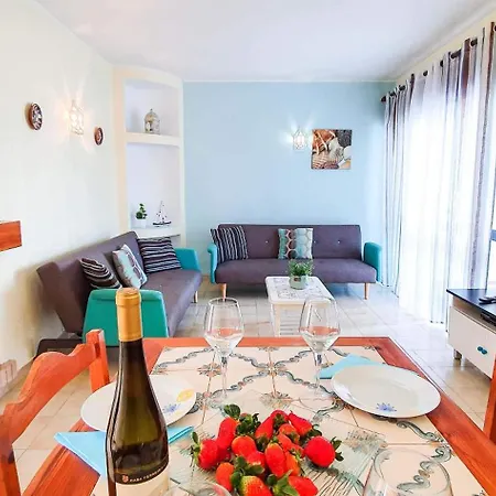 Daire - Sleeps 2 Parking & Pool Access *