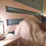 - Sleeps 2 Parking & Pool Access דירה