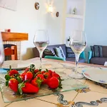 - Sleeps 2 Parking & Pool Access דירה אלבופיירה