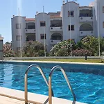 - Sleeps 2 Parking & Pool Access דירה