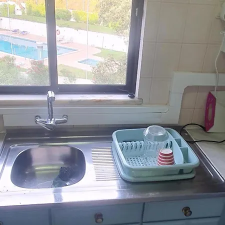 - Sleeps 2 Parking & Pool Access דירה
