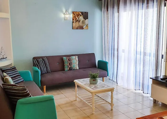 - Sleeps 2 Parking & Pool Access Apartment Albufeira