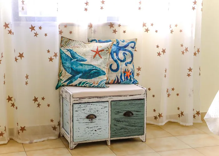 - Sleeps 2 Parking & Pool Access Apartment *