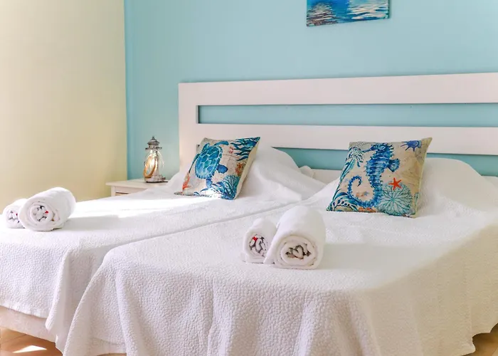 - Sleeps 2 Parking & Pool Access Albufeira