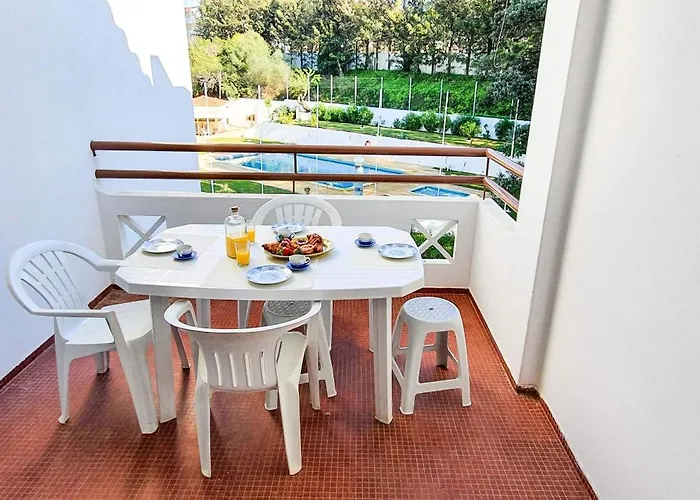 - Sleeps 2 Parking & Pool Access Apartment