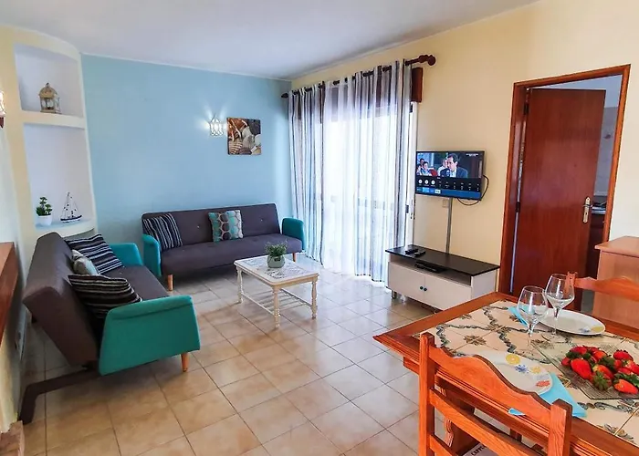 - Sleeps 2 Parking & Pool Access Apartment Albufeira