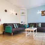 - Sleeps 2 Parking & Pool Access Διαμέρισμα *