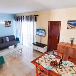 - Sleeps 2 Parking & Pool Access Διαμέρισμα *