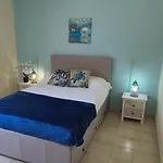 - Sleeps 2 Parking & Pool Access Daire