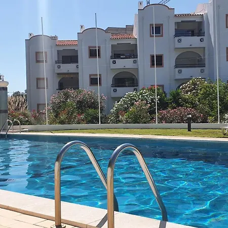 - Sleeps 2 Parking & Pool Access Apartmán