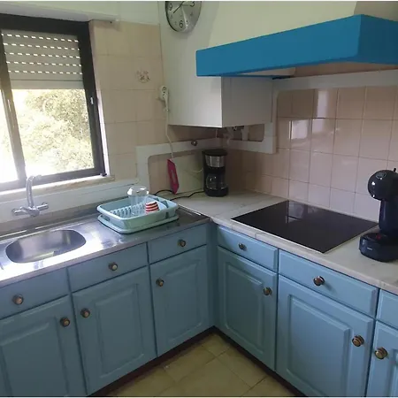 - Sleeps 2 Parking & Pool Access Apartmán