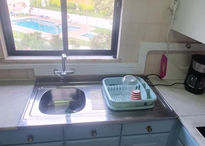 - Sleeps 2 Parking & Pool Access * 알부페이라