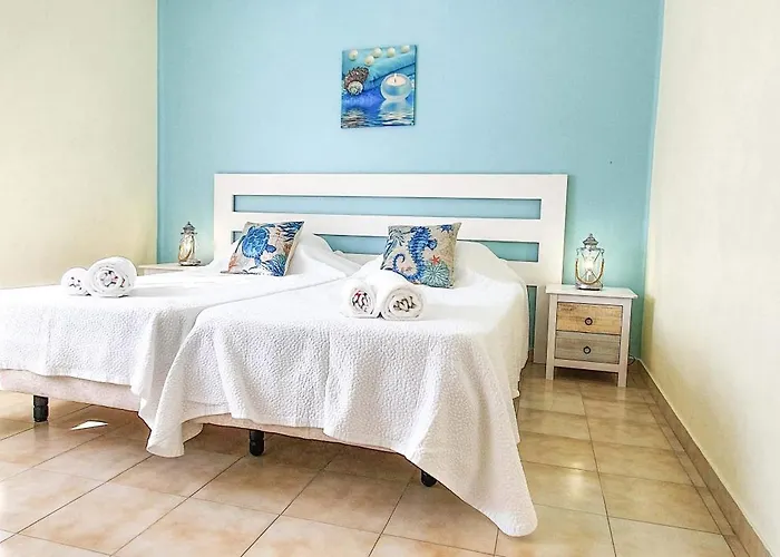 - Sleeps 2 Parking & Pool Access * 알부페이라