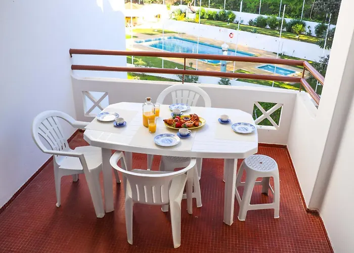 - Sleeps 2 Parking & Pool Access * 알부페이라