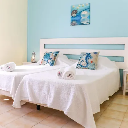 - Sleeps 2 Parking & Pool Access 阿尔布费拉