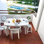- Sleeps 2 Parking & Pool Access 아파트